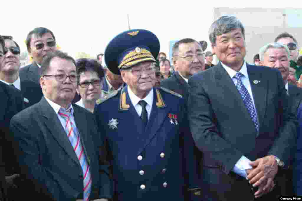 Тохтар Аубакиров (справа) — первый казахский космонавт.