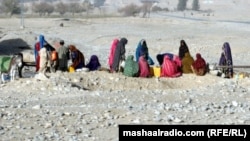 کوټه: ښځې په ګودر راټولې دي. په بلوچستان کې د اوبو ستونزه ډېره لویه ده. عورټ فاونډېشن ویلي په بلوچستان کې پر ښځو تشدد کم کېږي. د ۲۰۱۱ز کال د جولای اتمه