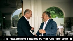 Janez Janša szlovén kormányfő fogadja Orbán Viktor miniszterelnököt a szlovéniai Bledben 2020. augusztus 30-án.