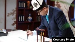 Adil Dzsumaturdu professzor Pekingből, a kínai televíziónak a Manasz kirgiz eposzról szóló multimédiás óráján Pekingben 2020. augusztus 5-én