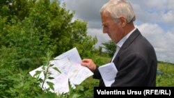 Inginerul cadastral de la Cocieri, Fadei Basiul, pe terenul comunei aflat după traseul Râbniţa-Tiraspol