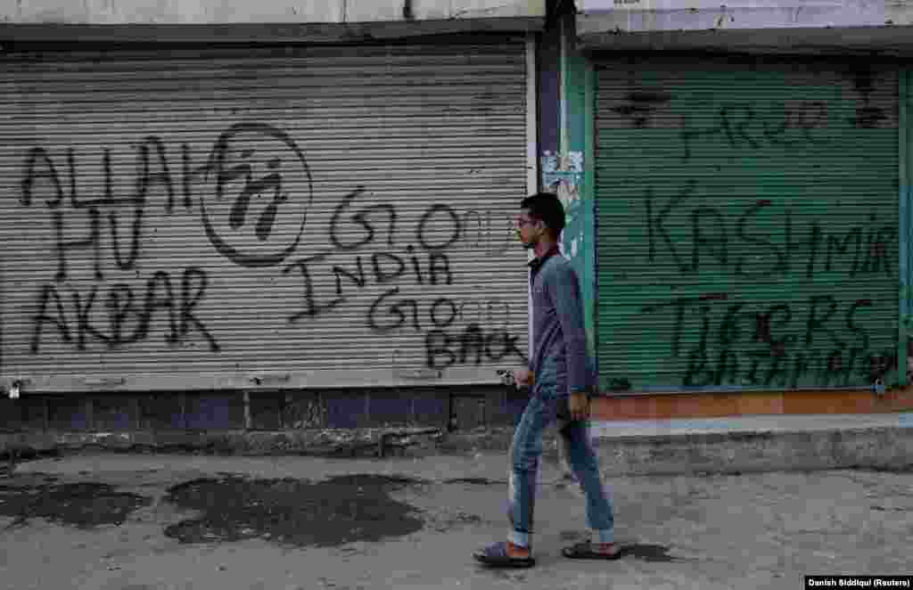 Stanovnik Kašmira prolazi pored zatvorenih prodavnica.