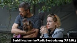 Oamenii așteaptă cu disperare și speranță, în timp ce salvatorii continuă să caute printre dărâmăturile unui bloc de apartamente din Kiev, în căutarea supraviețuitorilor. 