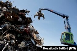 Feldolgozásra váró hulladék egy hulladékanyag-kereskedő cég budapesti telepén, 2016. június 8-án. Az itt megforduló hulladék több mint 85 százalékát újra tudták hasznosítani.