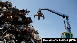 Feldolgozásra váró hulladék egy budapesti telephelyen 2016. június 8-án