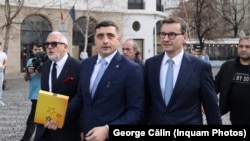 Џорџ Симион (во средината) пред да ја поднесе својата кандидатура за романските претседателски избори, Букурешт, 14 март 2025 година