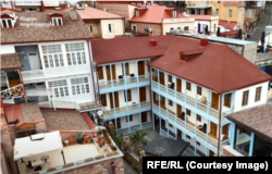 თბილისში, ბეთლემის #15-შ მდებარე სასტუმრო, რომლის მფლობელიც რომეო მიქაუტაძის ცოლია.