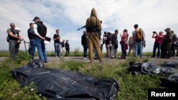 Proruski pobunjenici onemogućuju prilaz olupini aviona timu OEBS-a i novinarima, prizor iz mjesta Grabovo u regiji Donjeska, 19. juli