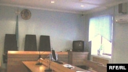 Зал Актюбинского областного суда с камерой видеонаблюдения. Актобе, 26 марта 2010 года.