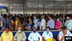 Covid-oltásra várnak Mumbaiban, Indiában, 2021. április 22-én.