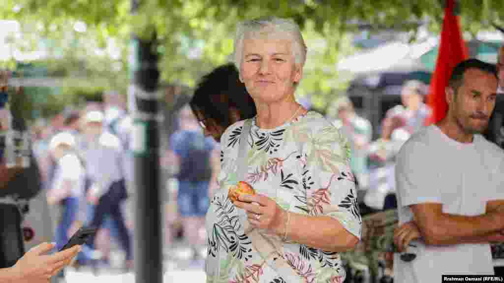 Edhe qytetarë nga Prishtina patën mundësinë të shijojnë ushqime tradicionale në këtë panair. Shkurta Gashi, një pensioniste, kishte ardhur për t’u furnizuar me ushqime të përgatitura nga gratë pjesëmarrëse. “Janë më të lira, më të pastra dhe bio,” tha ajo, duke shtuar se produktet i blen “me sy mbyll”, për shkak të besimit te cilësia e tyre.