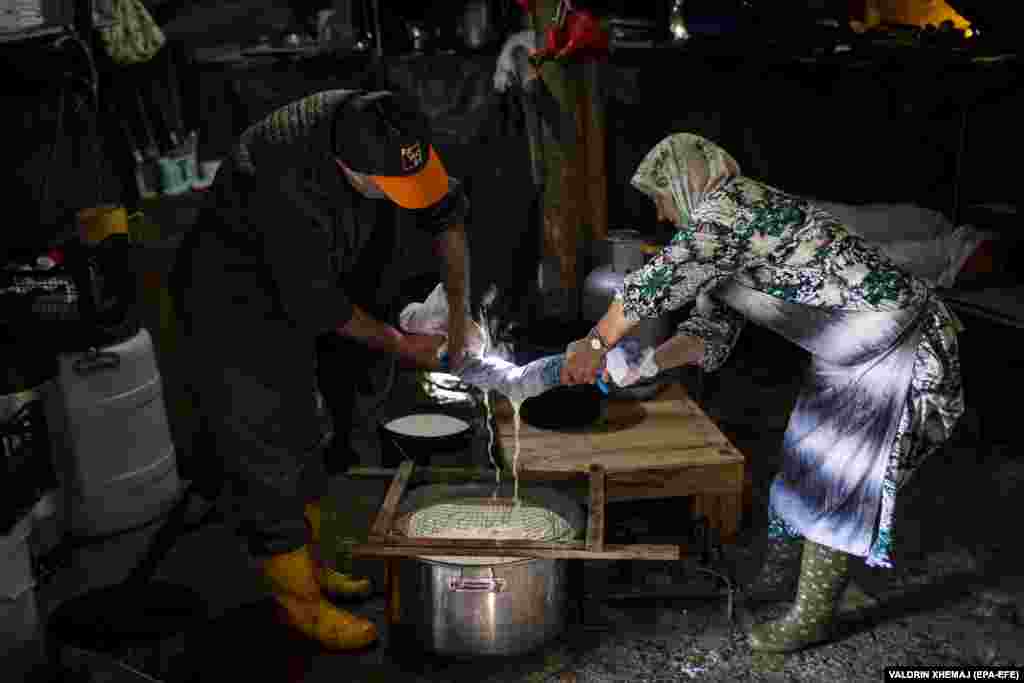 Овчото млеко поминува низ процес на ферментација и потоа се компресира за да се ослободи течноста.