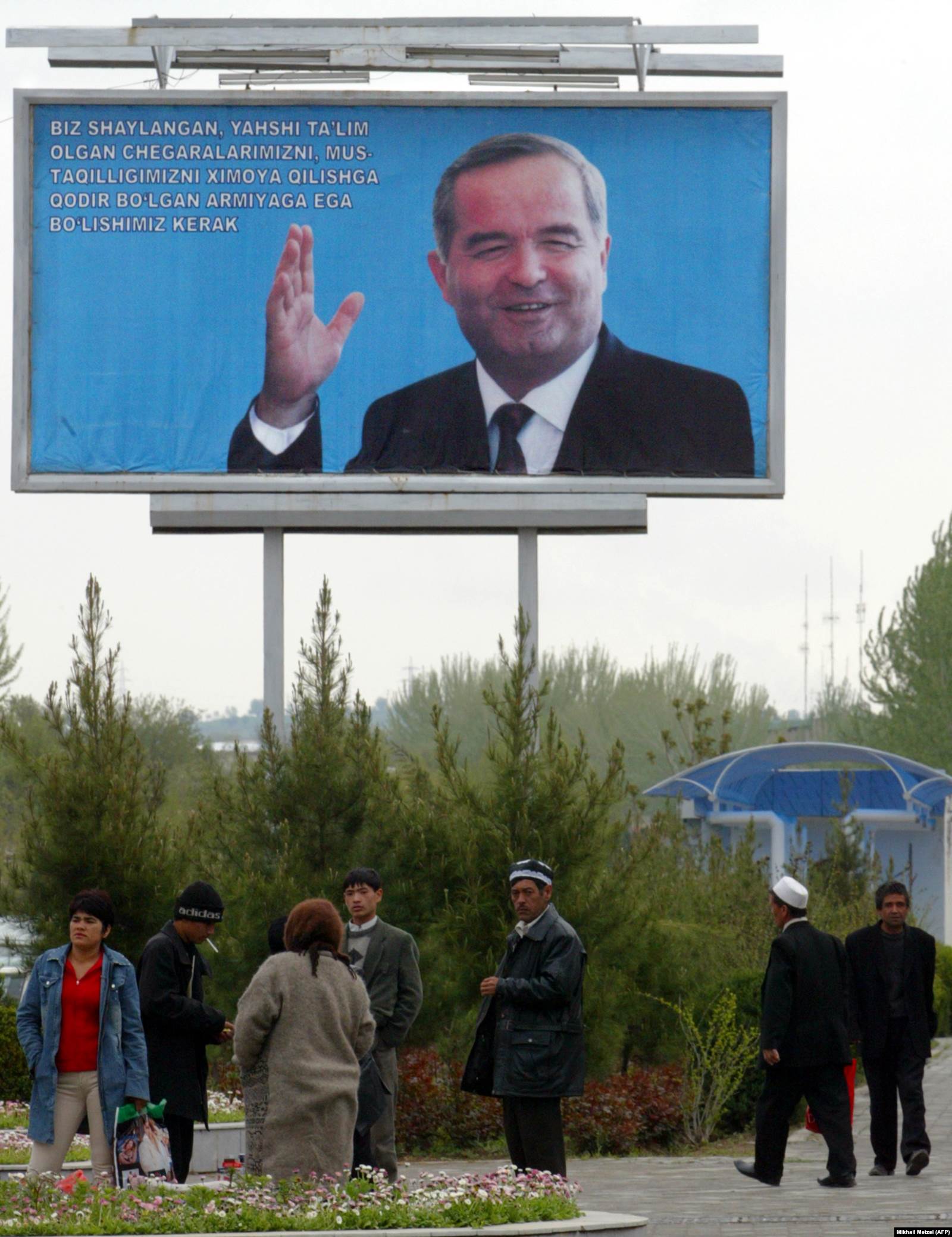 Әндіжан көшесінде ілініп тұрған сол кездегі Өзбекстан президенті Ислам Каримовтің (1938-2016) билборды. Каримов Әндіжан оқиғасын тәуелсіз тергеуге мұрсат бермеді. 
