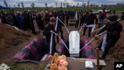 Zajednička sahrana Danyla Nikitskog (15) i Aline Kutsenko (15) u Krivom Rogu, Ukrajina, 7. aprila. Devetoro djece poginulo je 4. aprila u ruskom raketnom napadu na igralište.