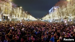 Булевард Шан-з-Елизе в Париж малко преди полунощ.