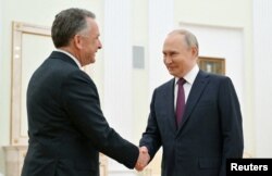 Президент России Владимир Путин (справа) и спецпосланник президента США Стив Уиткофф, Москва, Россия, 25 апреля 2025 года