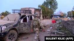 Egy azeri katona Jabrayil városában (örményül Dzsrakan), amelyet ellenőrzésük alá vontak az azeri erők 2020. október 16-án a szakadár hegyi-karabahi régióban.