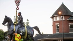 Kip Johna B. Castlemana pripremljen za uklanjanje s mjesta na kojem je stajao više od 100 godina, dok se protesti protiv rasne nejednakosti nastavljaju, u kvartu Cherokee Triangle u Louisvilleu, Kentucky, SAD, 8. juna 2020.