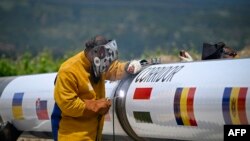 Un muncitor sudează o țeavă pe șantierul Coridorului Vertical de Gaze, care leagă Grecia de Bulgaria, România, Ungaria, Slovacia, Moldova și Ucraina, în apropiere de Mikrevo, la 29 mai 2025
