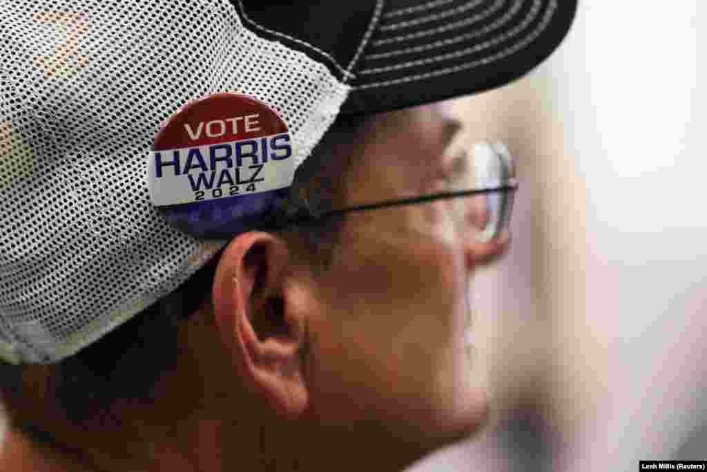 Një person mban një distinktiv në mbështetje të nënpresidentes së SHBA-së në garën për presidente, Kamala Harris, gjatë një aktiviteti zgjedhor në Miçigan.