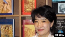 Профессор Анара Табышалиева во время международного симпозиума, организованного ЮНЕСКО. Париж, 5 октября 2009 г. Фото Радио Азаттык. ТЧ.