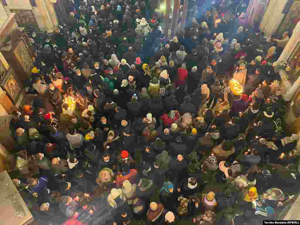 Ljudi slušaju božićnu propovijed u katedrali Svetog Trojstva u Tbilisiju.