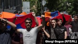 Protesti su se nastavili i dan nako zasjedanja u parlamentu.