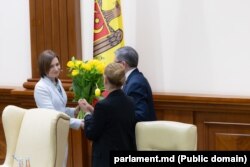 Deputați PAS oferă lalele galbene președintei Sandu, după ce aceasta a ținut un discurs în plenul Parlamentului.