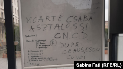Mesaj de amenințare cu moartea la adresa președintelui Consiliului Național pentru Combaterea Discriminării, Asztalos Csaba, într-o stație din centrul Bucureștilor, România, 9 aprilie 2021.