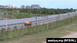 Машина, моющая дорогу, которую в народе называют "специальной трассой президента". Астана, 10 июня 2025 года.