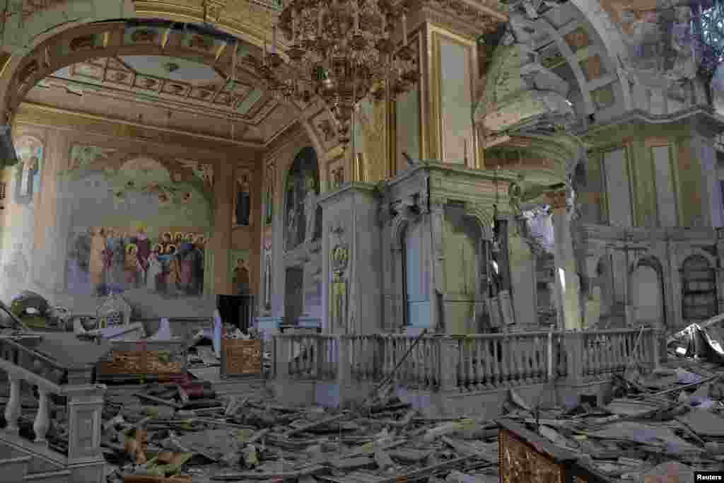 A károkat egy orosz rakéta telitalálata okozta, amely az épület pincéjéig hatolt. Két ember, akik a találat idején bent tartózkodtak, megsebesült &nbsp;