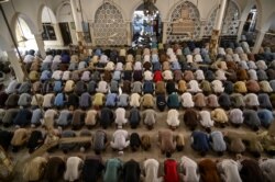 Besimtarët duke u falur në Islamabad më 22 maj.