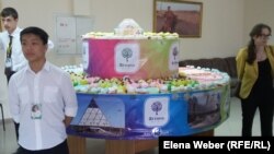 Торт, преподнесенный темиртаусцам «от имени президента». 4 июля 2016 года.