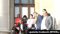 Martinović sa poslanicima Srpske napredne stranke ispred Skupštine Srbije, 10.maj