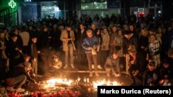 U Novom Sadu građani odaju poštu stradalima