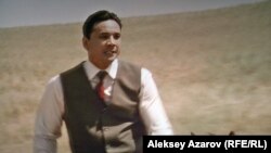 В этом эпизоде Нурсултан Назарбаев в исполнении Берика Айтжанова в бытность председателем Совета министров Казахской ССР лихо скачет на лошади во время рабочей поездки в один из колхозов. Кадр из фильма «Так сложились звезды».