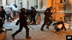 Sukob demonstranata sa policijom na protestu u Beogradu, Srbija, nedelja, 24. decembar 2023.