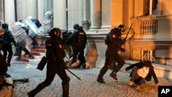 Žandarmerija tuče demonstrante, Beograd, 24. decembar 2023. 