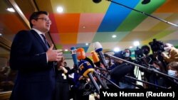 Ukrajinski ministar vanjskih poslova Dmytro Kuleba razgovara s medijima prije sastanka sa ministrima vanjskih poslova Evropske unije u Briselu, 21. februara 2022.