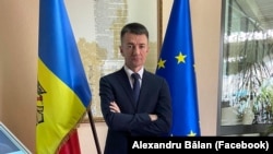 Alexandru Balan, într-o fotografie postată pe pagina sa de Facebook, înfățișându-l pe holul Judecătoriei Buiucani, instanța unde este judecat într-un dosar de conducere în stare de ebrietate.