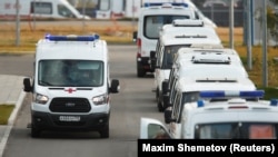 Mentőautók várakoznak egy Covid-betegeket ellátó kórháznál Moszkvában.