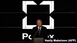 Serghei Cemezov, directorul general al Rostec, vorbește în timpul prezentării noului logo al companiei Kalashnikov, la Moscova, în decembrie 2014.