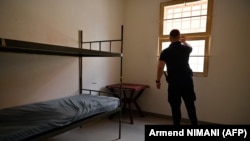 Pripadnik Policije Kosova zatvara prozor u zatvoru u Pasjanu, Gnjilane. Kosovo je dalo ove objekte Danskoj na korištenje na deset godina.