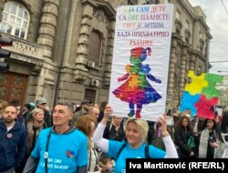 Protest roditelja djece sa autizmom ispred zgrade Vlade Srbije u Beogradu, 2. april 2025.