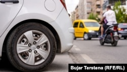 Trotuare të bllokuara në Fushë Kosovë.