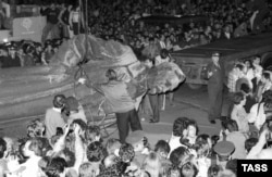 Pe 23 august, după eșecul puciului, mulțimea a demolat statuia lui Felix Dzerzhinsky din fața sediului KGB-ului, Moscova, URSS, 23 august 1991.