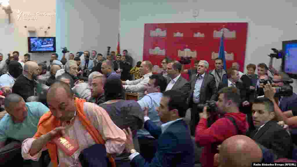 Демонстранти, меѓу нив и маскиреани луѓе нападнаа пратенци откако влегоа во Собранието на Македонија