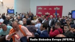 Демонстрантите тепаа пратеници од владејачкото мнозинство откако упаднаа во Собранието на 27 април 2017