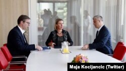 Fotografi nga një raund bisedimesh në Bruksel ndërmjet Kosovës dhe Serbisë.