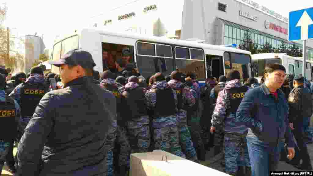 Однако через некоторое время сотрудники спецподразделения полиции начали задерживать людей и насильно заталкивать их в автобусы. Нур-Султан, 1 мая 2019 года.